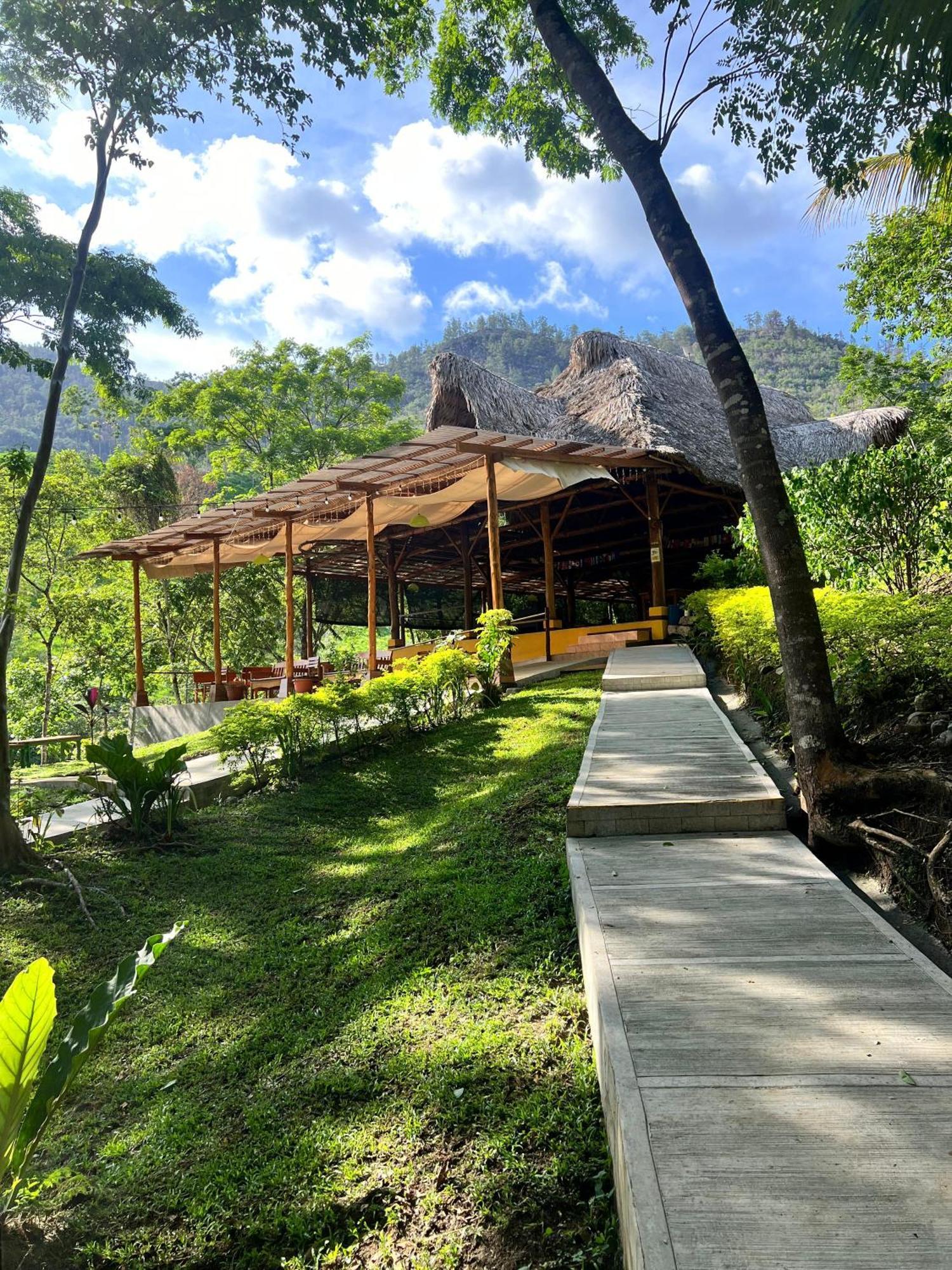 Oasis The Traveler Hostel Lanquín Екстериор снимка