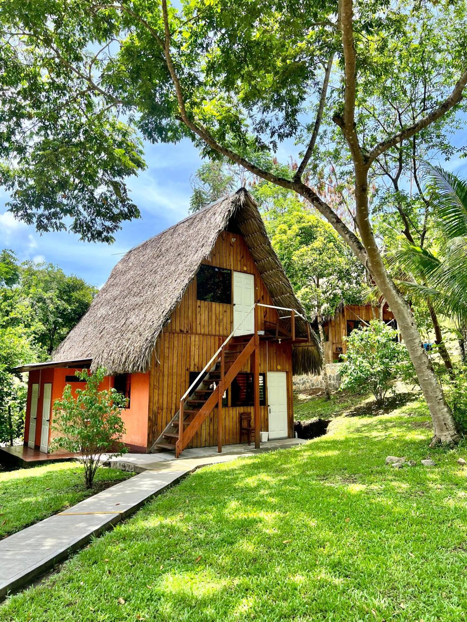 Oasis The Traveler Hostel Lanquín Екстериор снимка