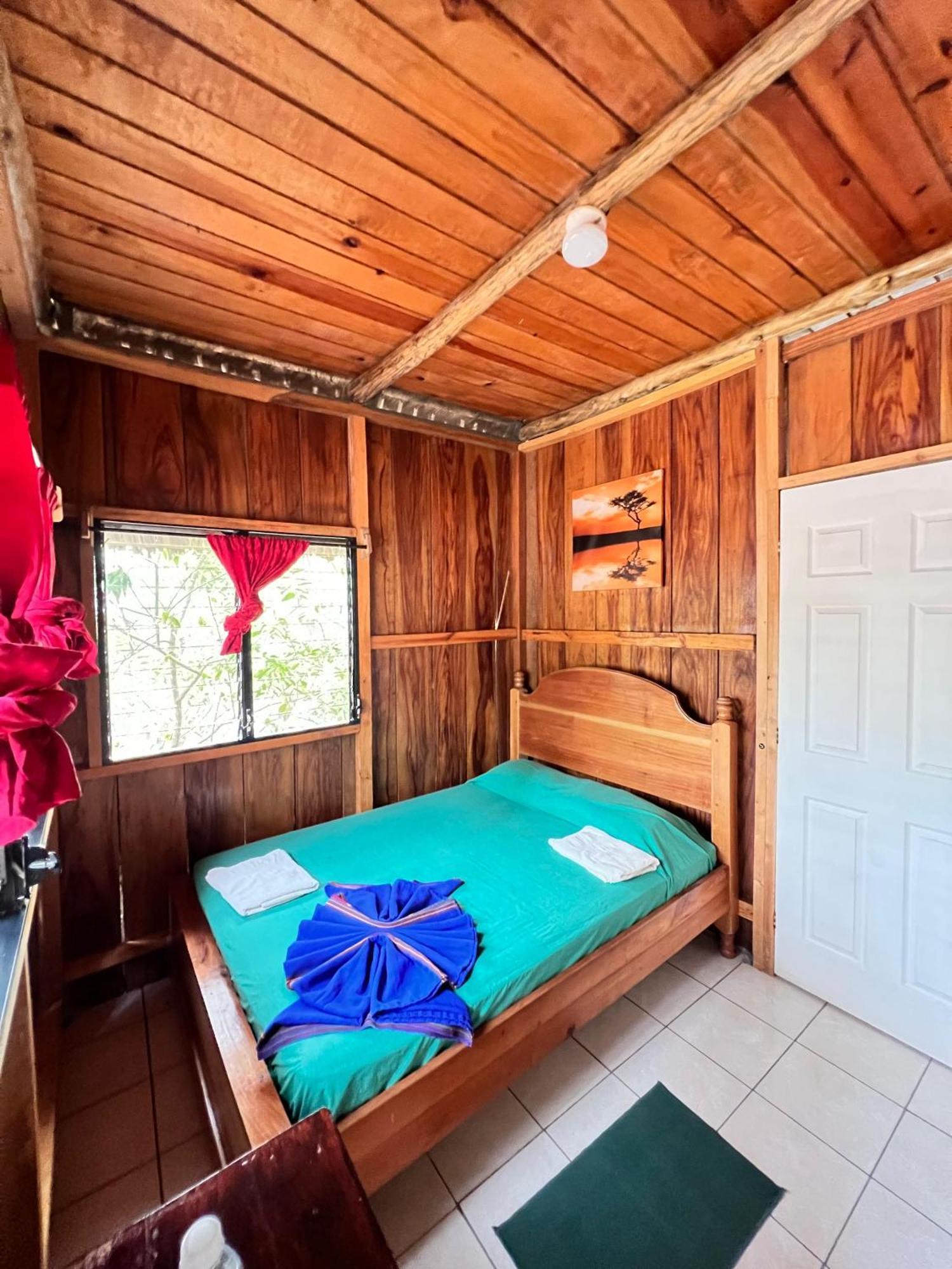 Oasis The Traveler Hostel Lanquín Екстериор снимка