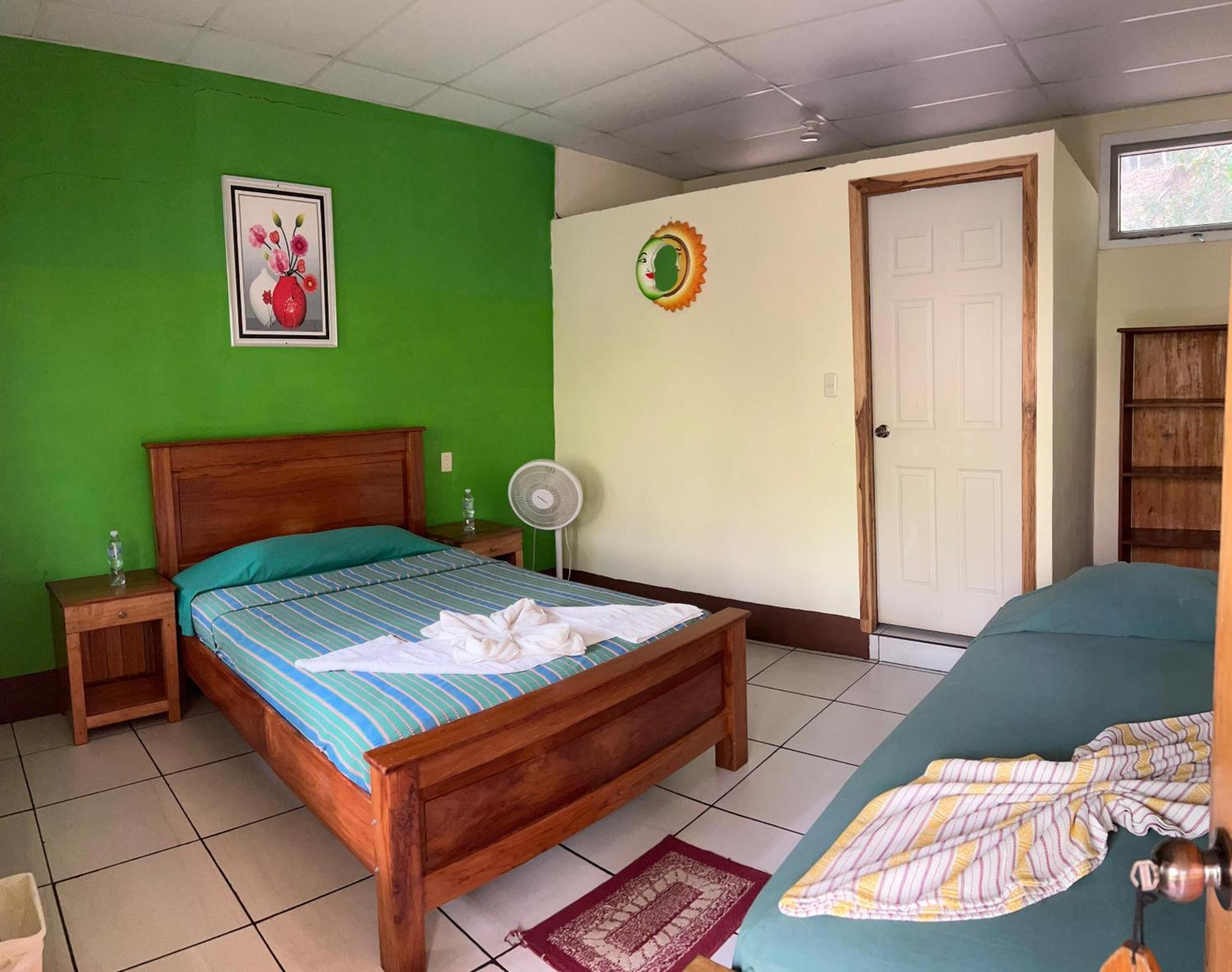 Oasis The Traveler Hostel Lanquín Екстериор снимка