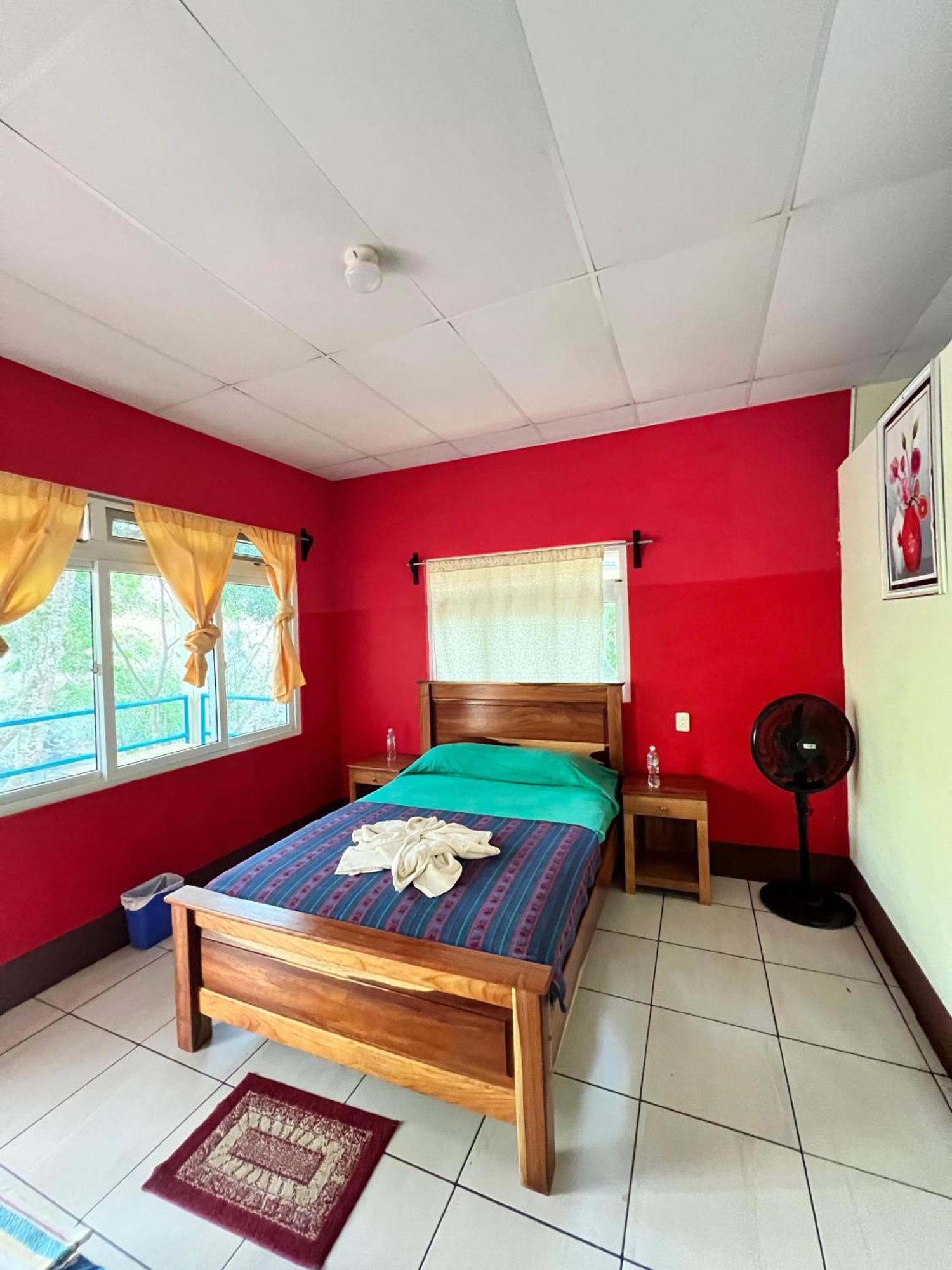Oasis The Traveler Hostel Lanquín Екстериор снимка