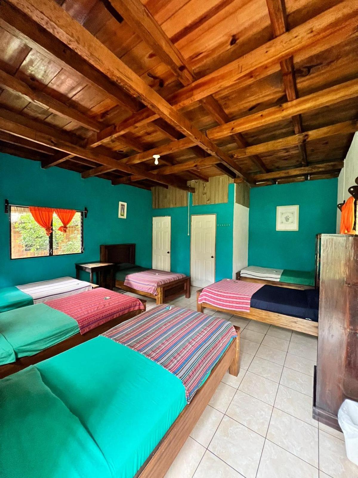 Oasis The Traveler Hostel Lanquín Екстериор снимка