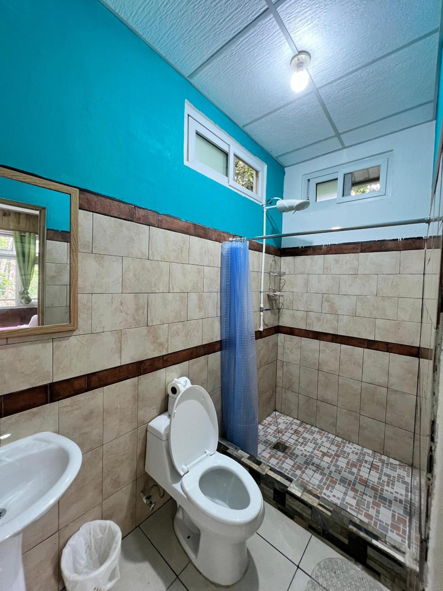 Oasis The Traveler Hostel Lanquín Екстериор снимка