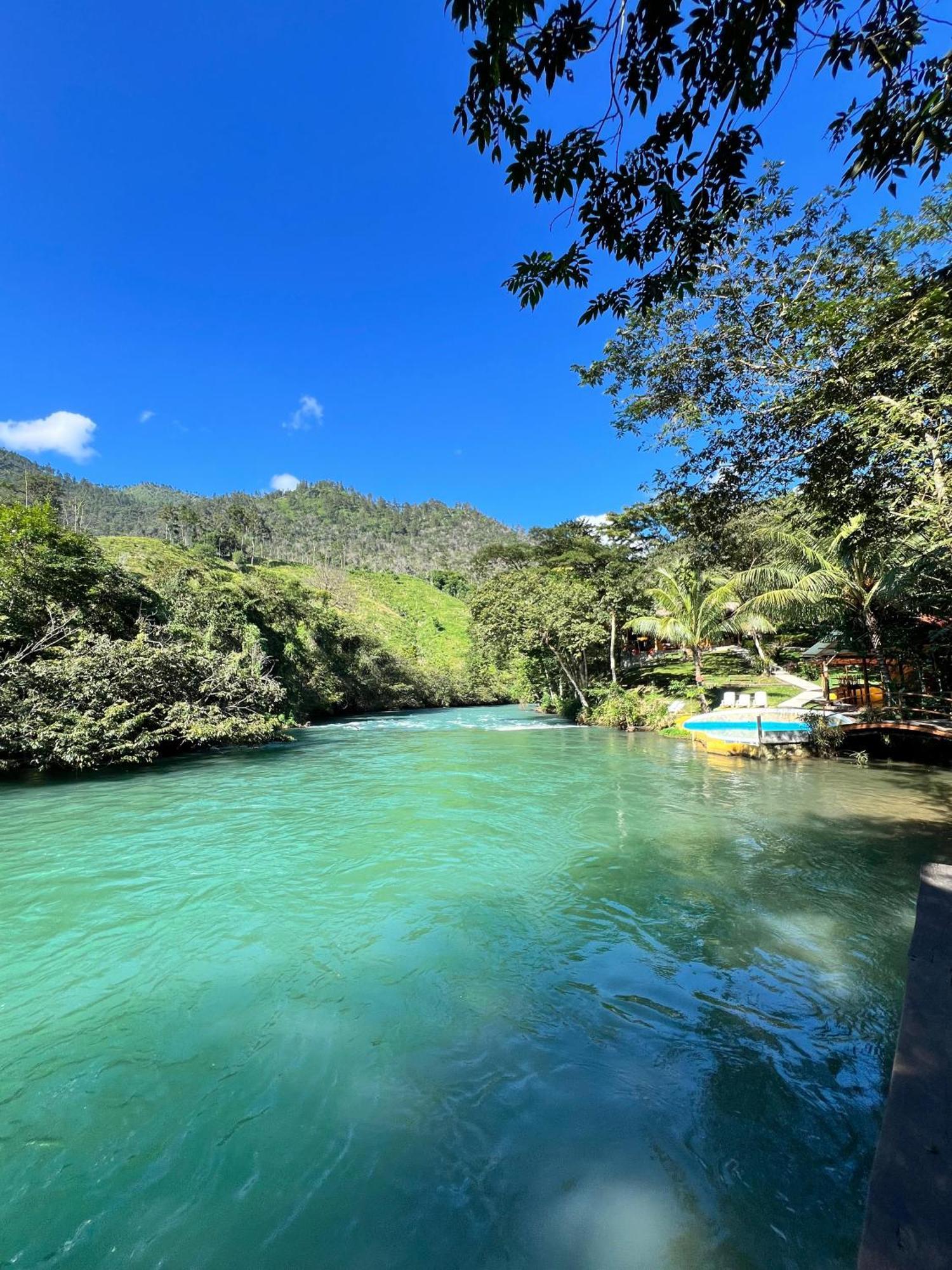 Oasis The Traveler Hostel Lanquín Екстериор снимка