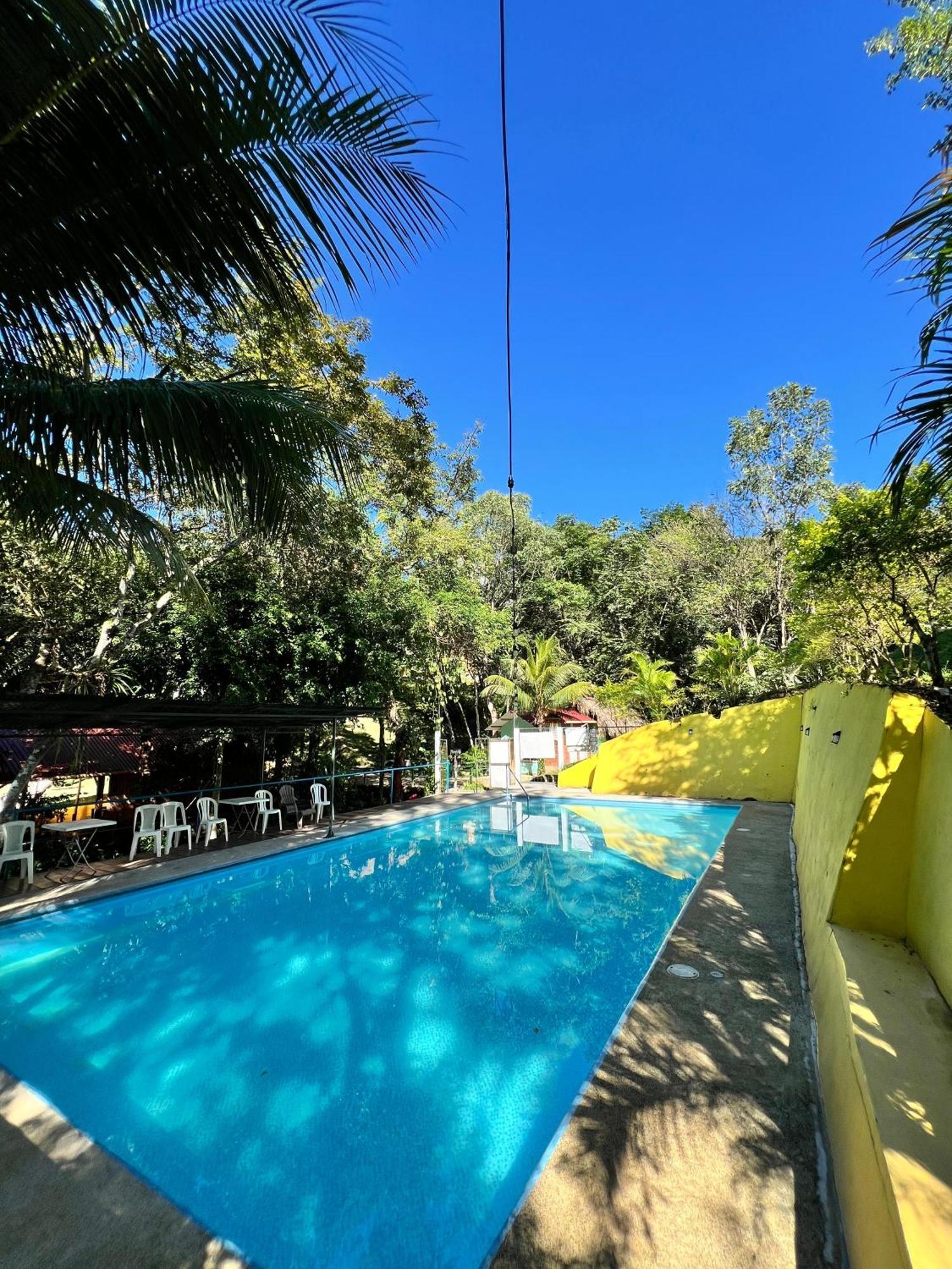 Oasis The Traveler Hostel Lanquín Екстериор снимка