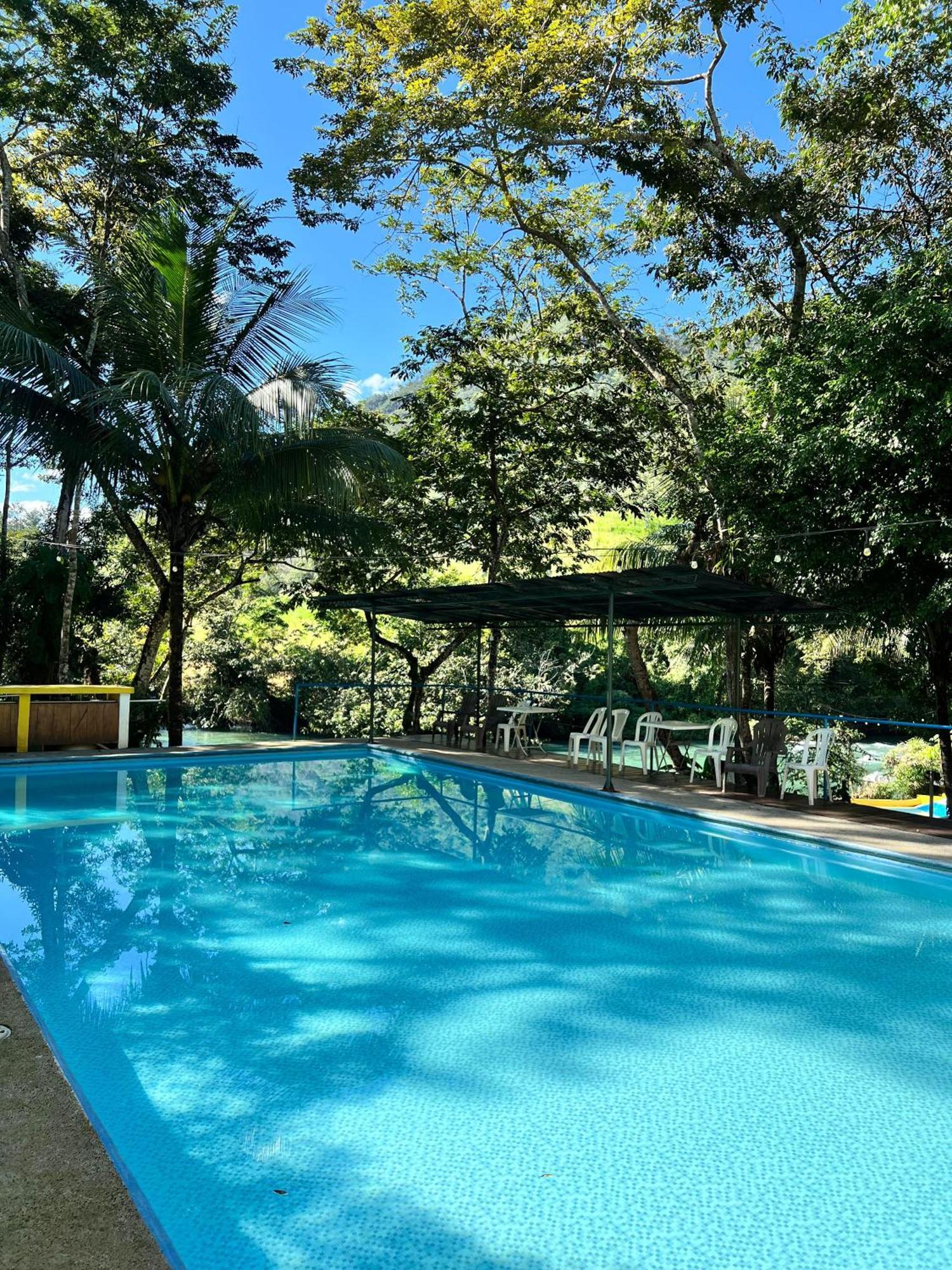Oasis The Traveler Hostel Lanquín Екстериор снимка