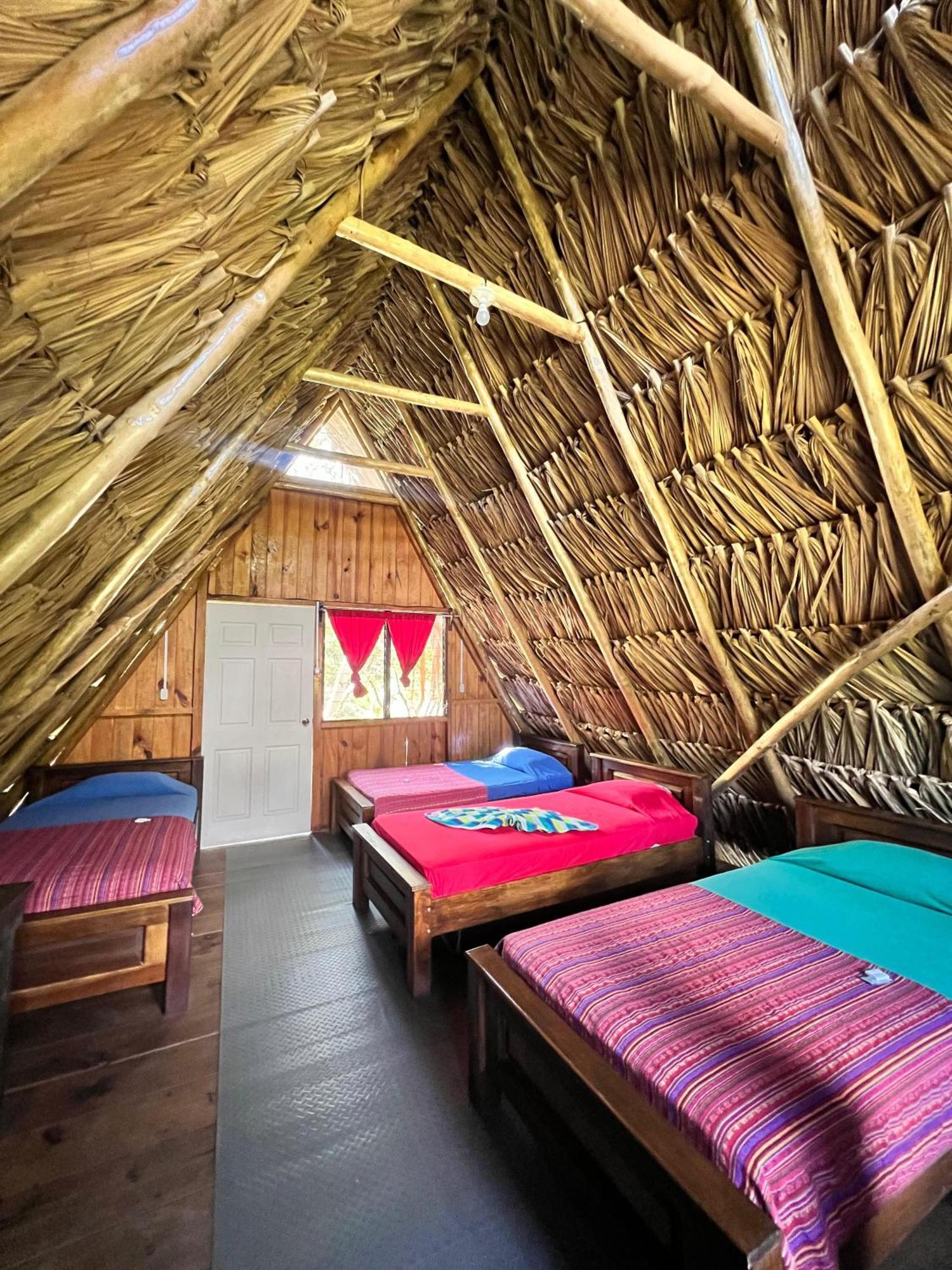 Oasis The Traveler Hostel Lanquín Екстериор снимка