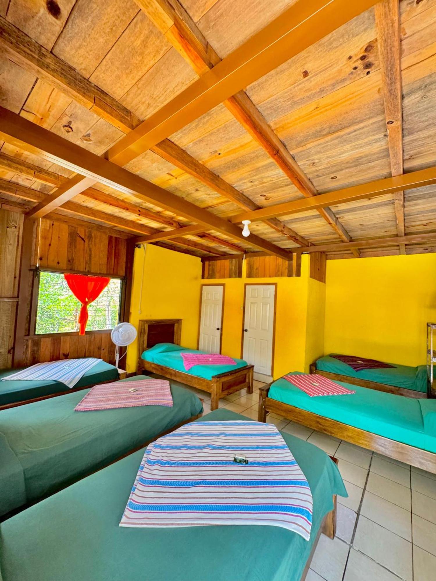 Oasis The Traveler Hostel Lanquín Екстериор снимка