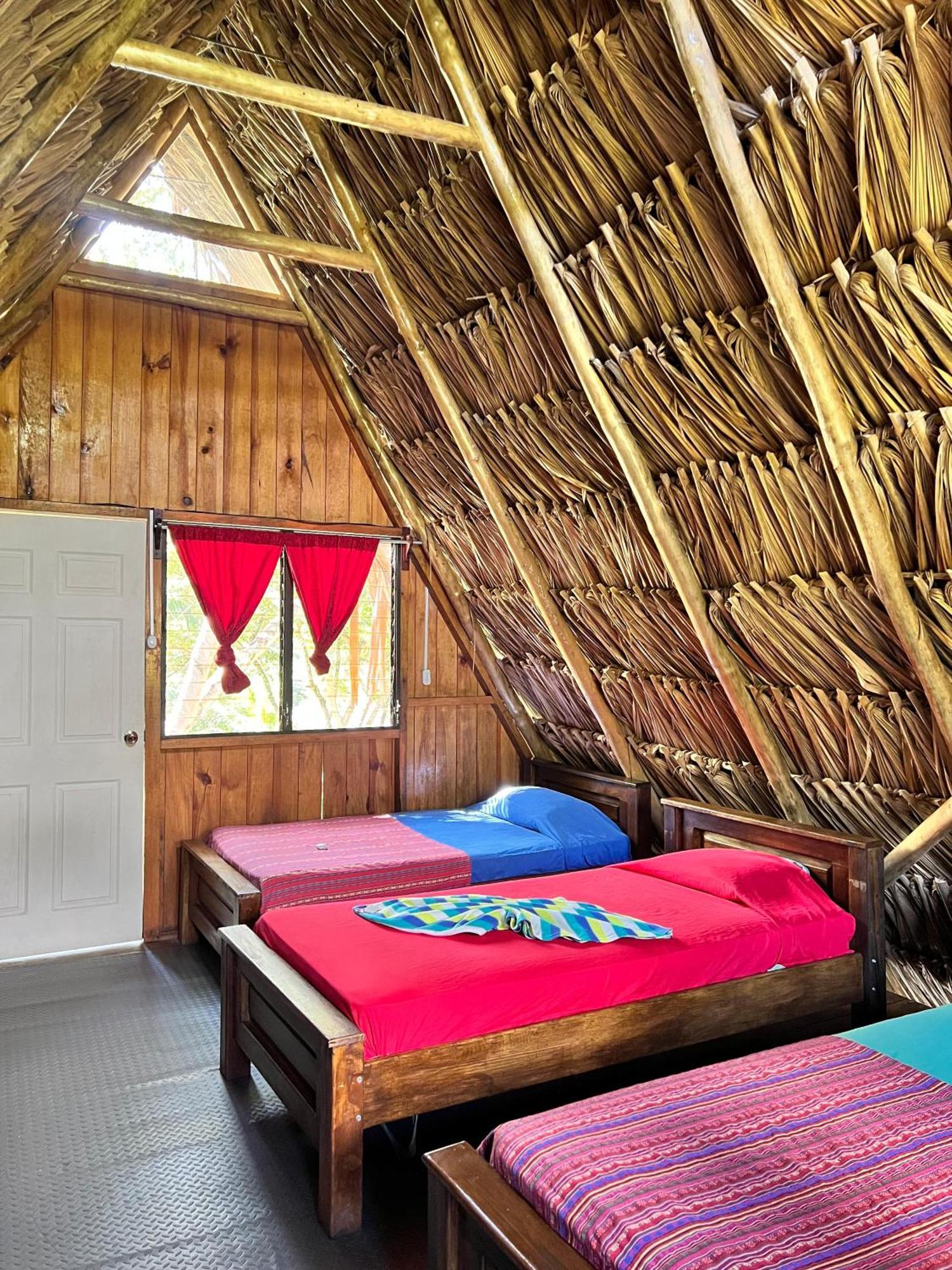 Oasis The Traveler Hostel Lanquín Екстериор снимка