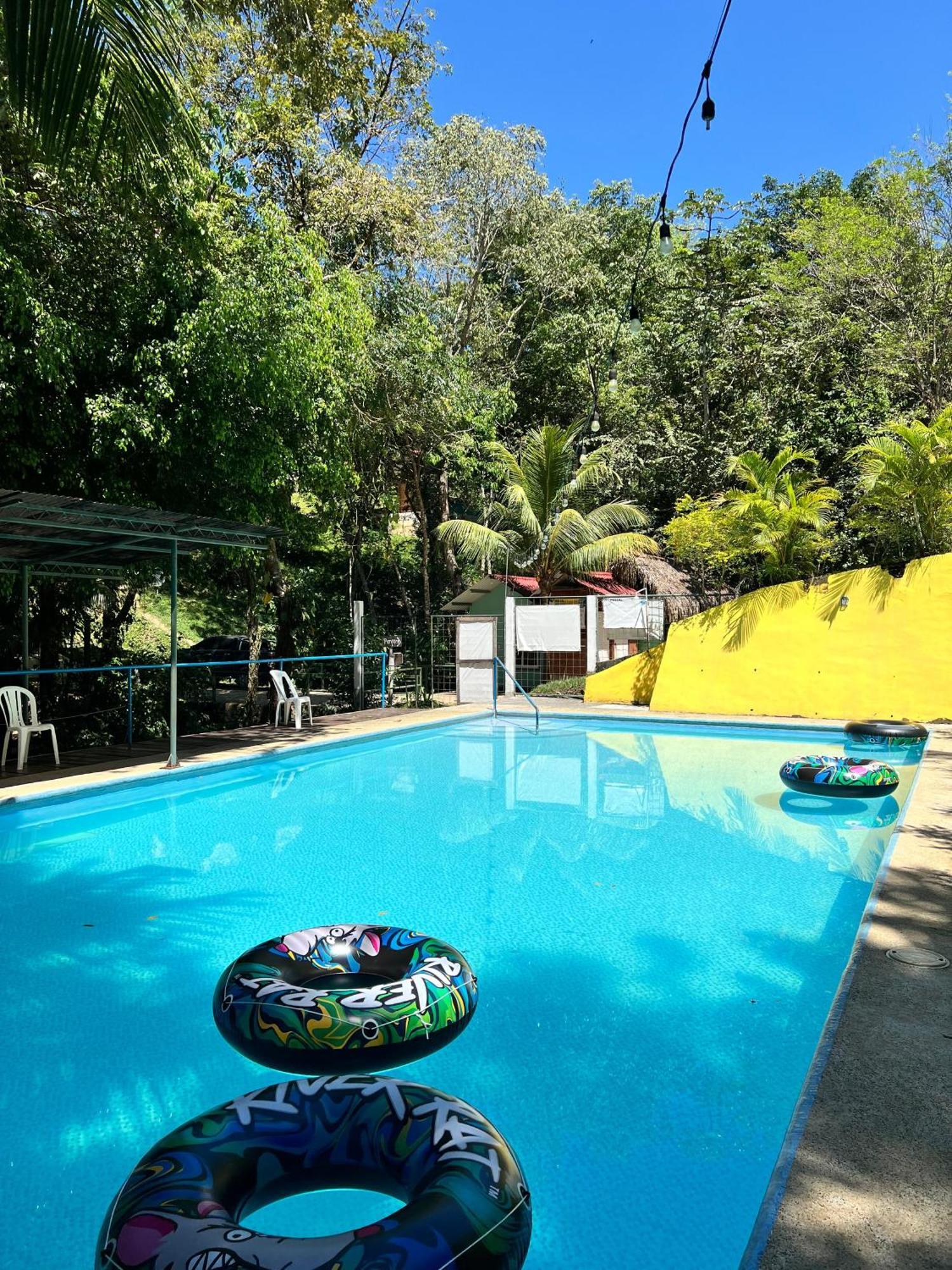 Oasis The Traveler Hostel Lanquín Екстериор снимка