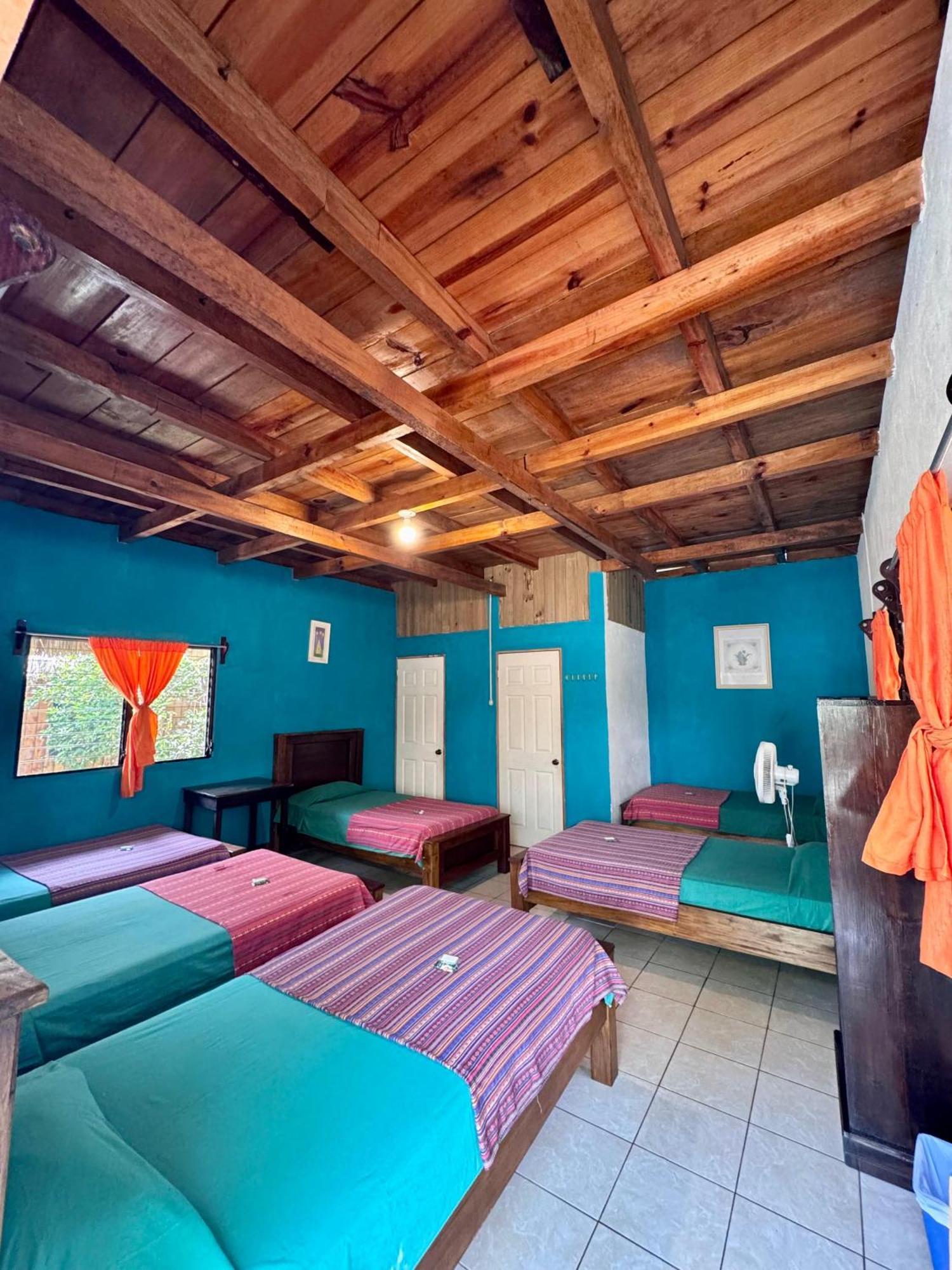 Oasis The Traveler Hostel Lanquín Екстериор снимка