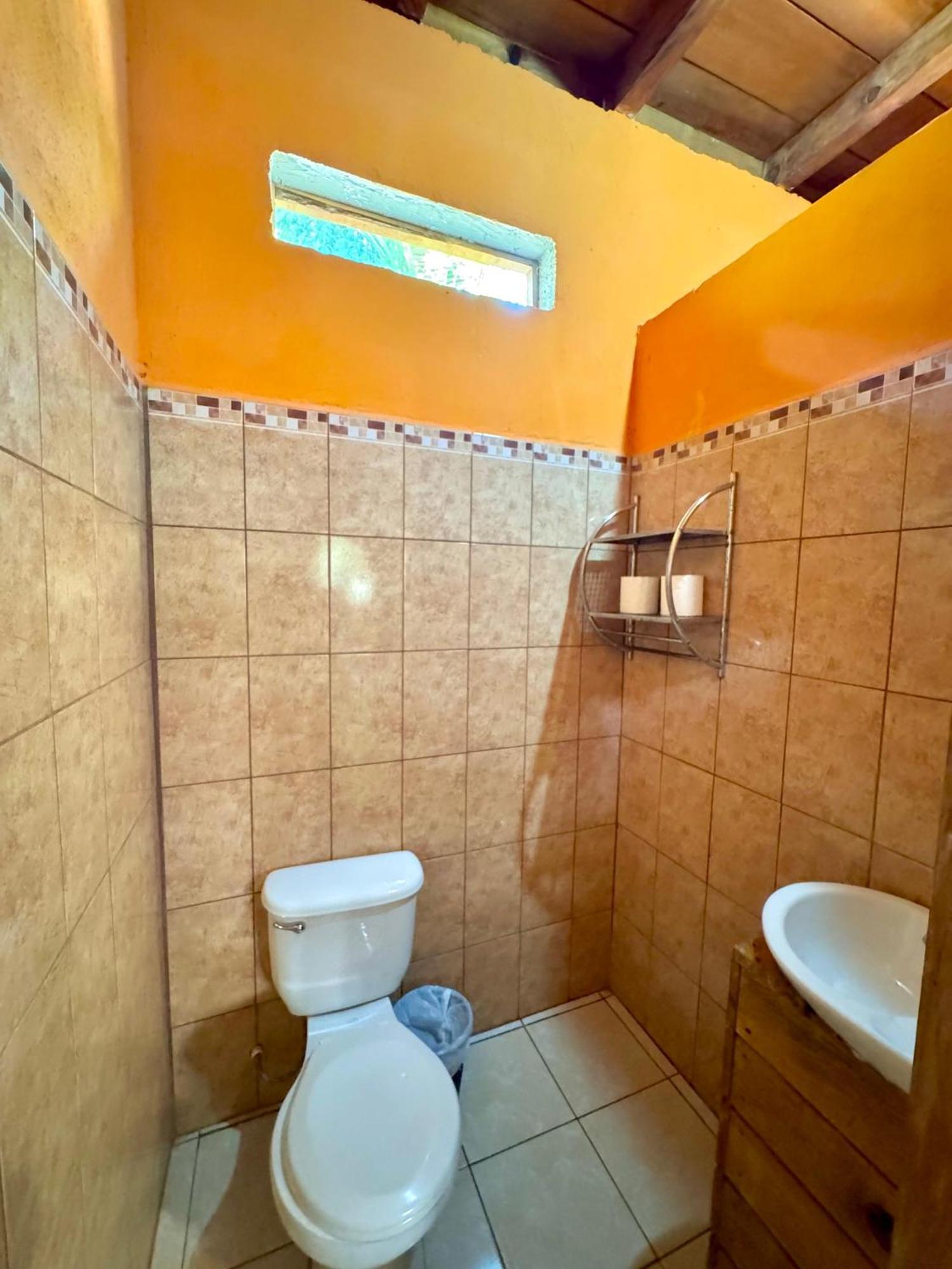Oasis The Traveler Hostel Lanquín Екстериор снимка