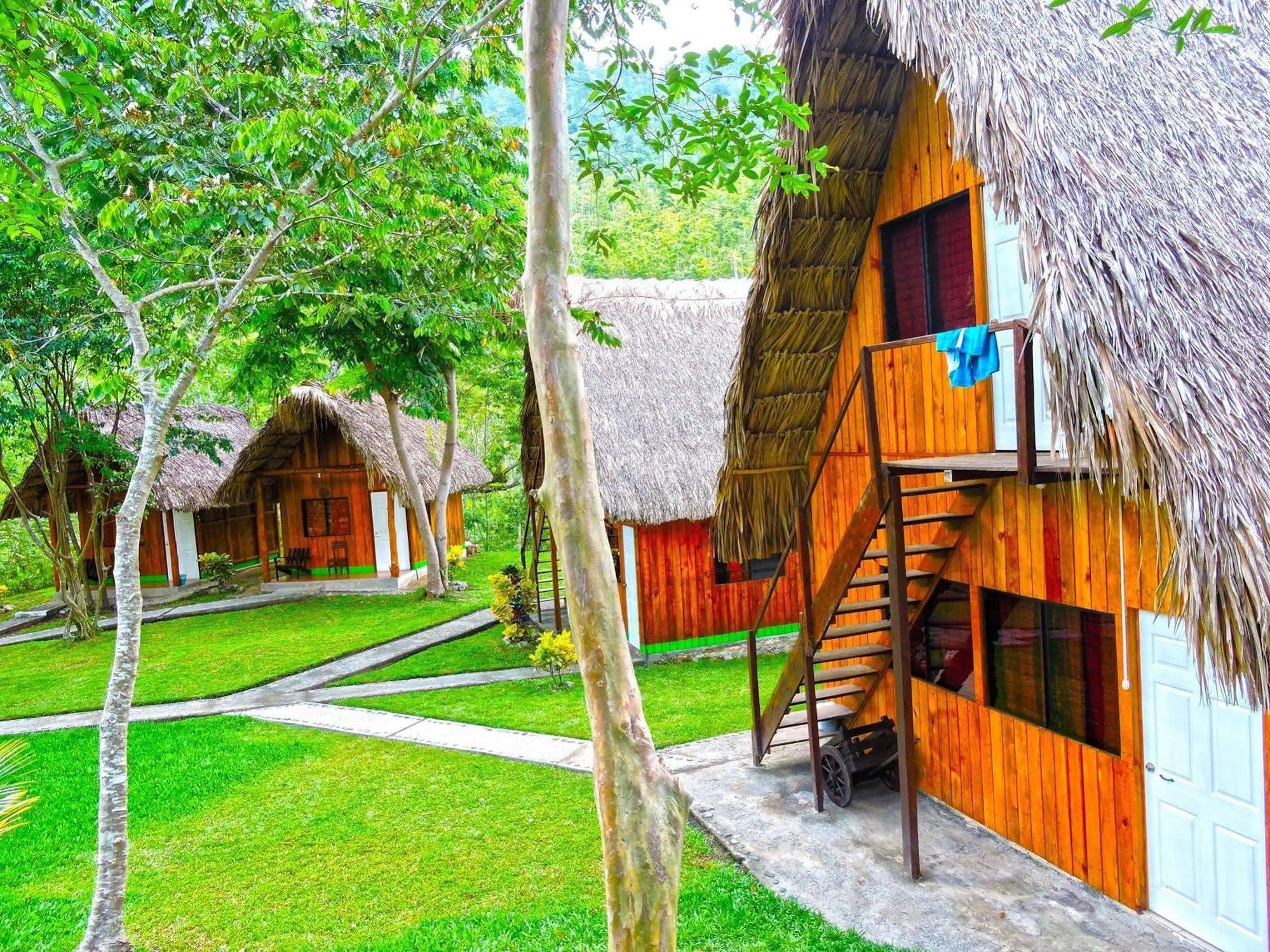 Oasis The Traveler Hostel Lanquín Екстериор снимка